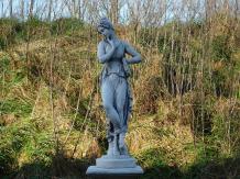 Vrouw op sokkel - steen - 105 cm - klassiek wit - in detail