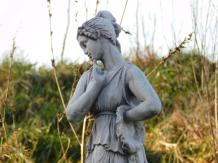 Frau - Steinstatue - 65 cm - klassisch weiß - im Detail