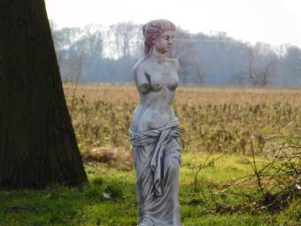 Femme sur piédestal - pierre - 143 cm - blanc classique - en détail
