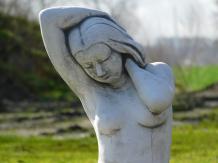 Femme assise - statue en pierre - 50 cm - blanc classique