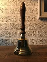 Grote bel als decoratie in huis, tafel klok