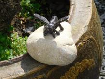 Abeille - sur rocher - 11 cm - marron/noir - détaillée