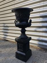 Klassische Gartenvase, schwarz, auf Sockel, Gusseisen, großer Übertopf