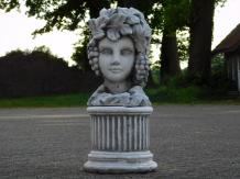 Blumentopf Frau auf Sockel - 58 cm - Stein