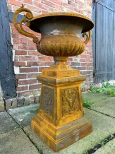Gartenvase auf Sockel – 86 cm – Gusseisen oxidiert oder schwarz