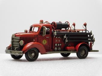 Feuerwehrauto - Metalldekoration - 35 cm - handgefertigt