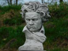 Beethoven sur piédestal - pierre - 80 cm - classique - en détail