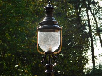 Klassieke Buitenlamp - 93 cm - Zwart - Alu Sokkelpaal + Kap met Messing Accent
