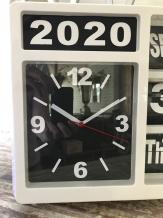 Eine Uhr mit Jahr, Datum und Uhrzeit, mit Ständer, oder an die Wand!