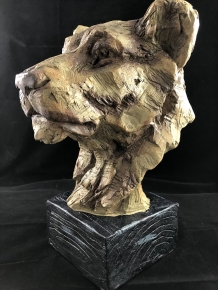 Een prachtige kop van een leeuw, fraai in detail, polystone woodlook.