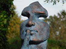 Skulptur „Der Flüsterer“ – Polystone – blau mit bronzefarben