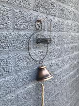 Une belle sonnette, accrochée devant une porte, très belle !