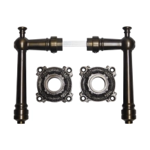 Set Türgriffe „Montel“ mit Rosetten – Dunkel patiniertes Messing