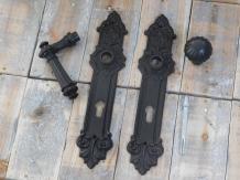 Set Türbeschläge antikes Eisen - Griff, Knauf, Stift + 2 Türschilder - antikes Eisen