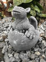 Baby dinosaurus in ei - stenen beeld - 20 cm - klassiek