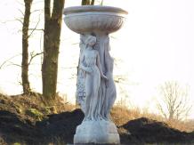 Drei Frauen mit Schale - auf Sockel - Stein - 130 cm