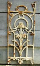 Metalen sierrek, gietijzer roest, art nouveau, rozenrek als landelijke decoratie, wandrek tulp.