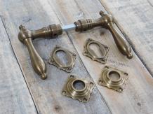 Set deurgrepen in messing patina, voor voordeuren, 2 rozetten en twee sleutelgat - rozen met doornen