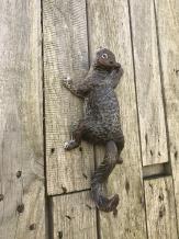 Wanddekoration aus Gusseisen – kletterndes Eichhörnchen – braun