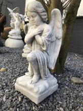 Ange à genoux - pierre artificielle - 58 cm - bras croisés