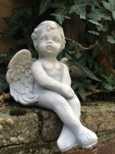 Ange assis - statue en pierre - 20 cm - décoration de jardin