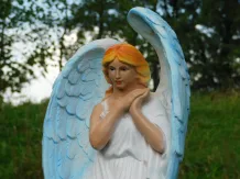 Farbige Engelfigur aus Polystone mit hellblauen Flügeln – 80 cm