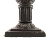 Statue d'un ange, assis sur un socle en train d'écrire, en fonte