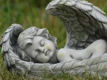 Engel liggend in zijn vleugels - polystone beeld - 40 cm