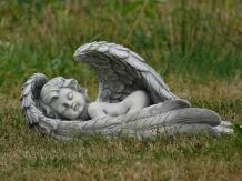 Grote engel, liggend in vleugels, polystone