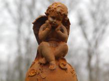 Ange sur boule - fonte - 20 cm - oxyde - décoration
