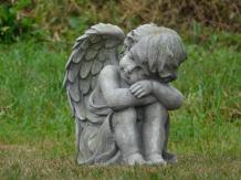 Zittende engel - polystone beeld - 36 cm - klassiek wit