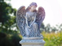 Ange avec ailes sur socle – 113 cm – pierre classique