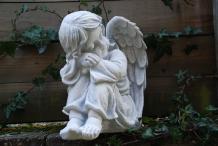 Ange assis - statue en pierre - 30 cm - détaillée