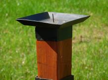 Torche en forme de bougeoir, en bois et fer forgé, carrée