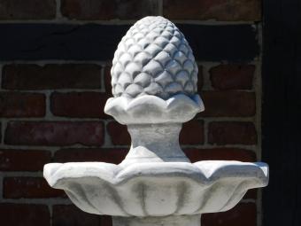 Brunnen Kiefernzapfen - 120 x 90 cm - Stein