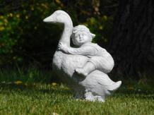 Tuinbeeld met tafereel, gans met kind, sierlijk beeld