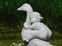 Tuinbeeld met tafereel, gans met kind, sierlijk beeld
