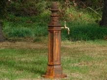 Exklusiver Standbrunnen, antiker Wasserhahn, Aluminium, Oxid
