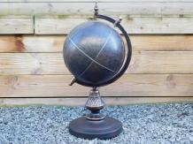 Globe terrestre classique sur pied