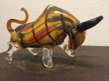 Beau gros taureau lourd et plein de verre, beau