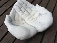 Mains comme un bol - statue en pierre - 30 cm - blanc classique