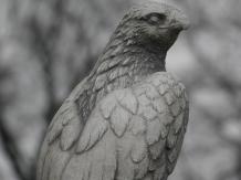 Falke - Tierstatue aus Stein - 50 cm - weiß mit grau