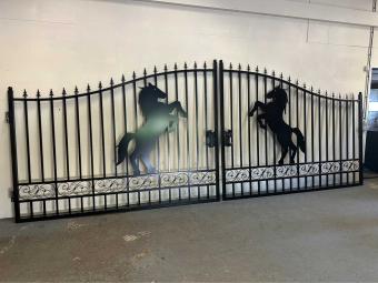 Prachtige zwart smeedijzeren poort – 496 cm breed – met steigerend paard