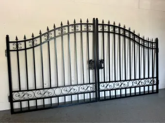 Prachtige zwart smeedijzeren poort – 547 cm breed – plain ontwerp, prachtig zwaar hekwerk.