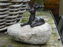 Cerf - sur rocher - statue en fonte - 13 cm - marron/noir