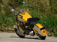 Moto artisanale, modèle réduit, métal, jaune