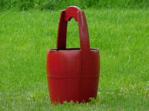 Seau en bois rouge, nostalgie
