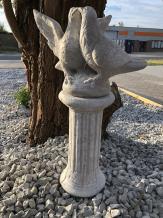 Couple de pigeons - sur socle - statue animalière en pierre - 60 cm