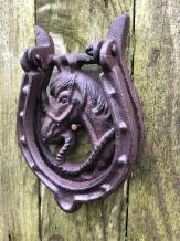 Magnifique heurtoir de porte, cheval avec fer à cheval, en fonte