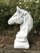 Skulptur eines Pferdekopfes, aus Stein, weiß, Gartendekoration